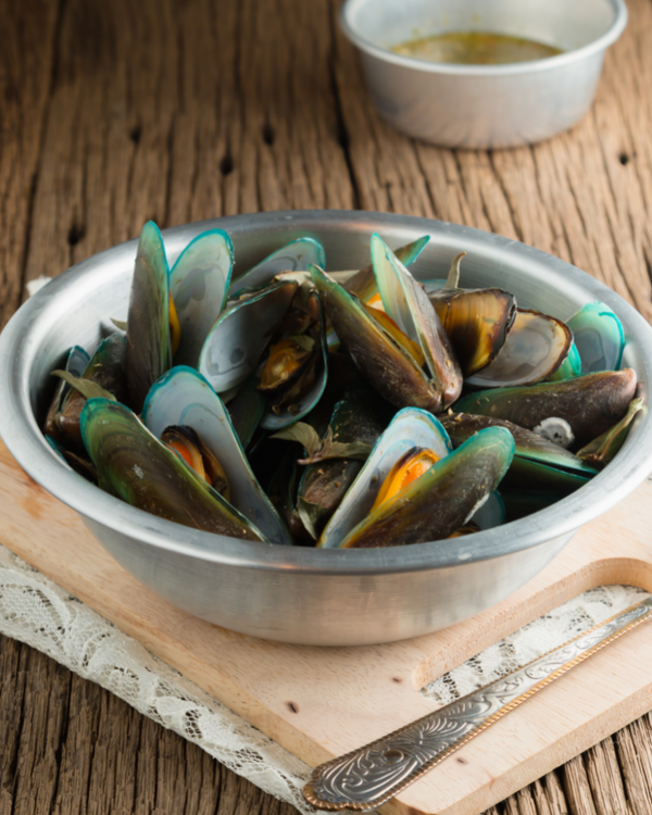 Cooking Garlic Butter Fresh Greenlip New Zealand Mussels at Home 