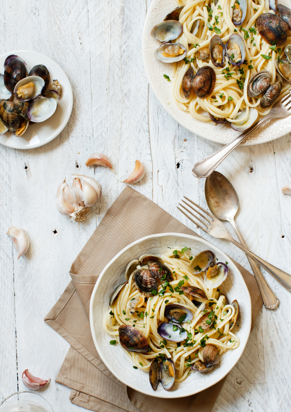 Easy Recipe for Fresh Live Clams in a Creamy Garlic Sauce with Mancini Linguine
