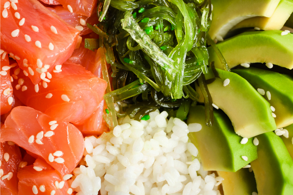 Close up picture of ahi poke bowl with avocado sushi rice and seaweed salad to prepare at home